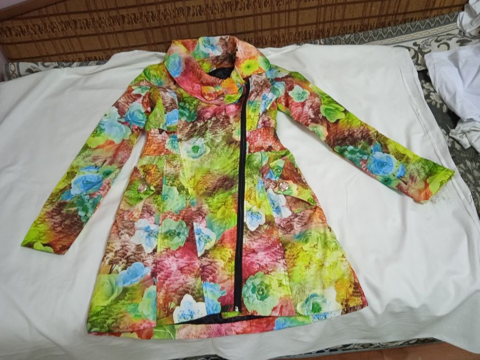 Продам плащ на девочку 9-10 лет