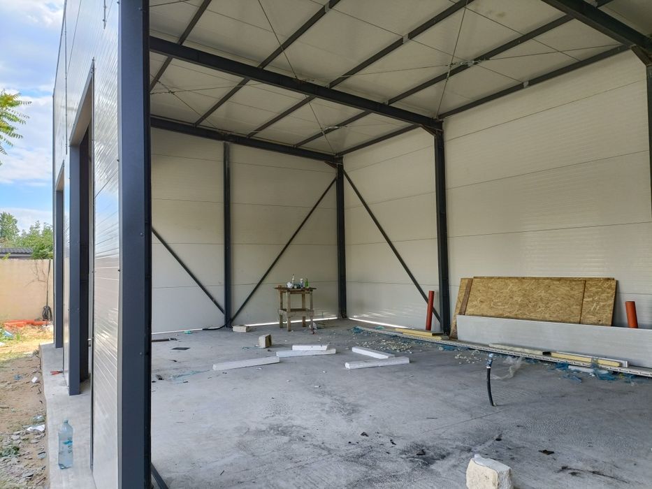 Hala pe structura metalica invelit cu panouri sandwich 7x12x5m