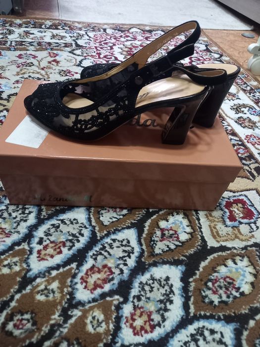 Нарядные туфли со стразами