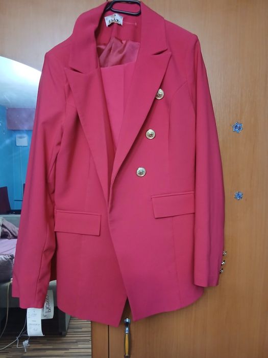 Costum dama nou  cu eticheta