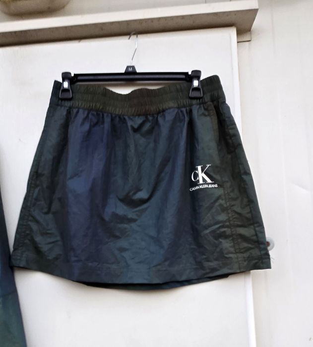 Calvin Klein уникален дамски екип къса пола с горница нов хамелеон  Л