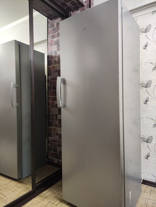 Морозильный шкаф Indesit