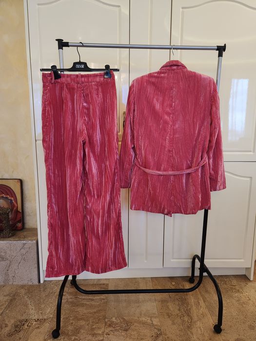 Забележителен костюм в розово