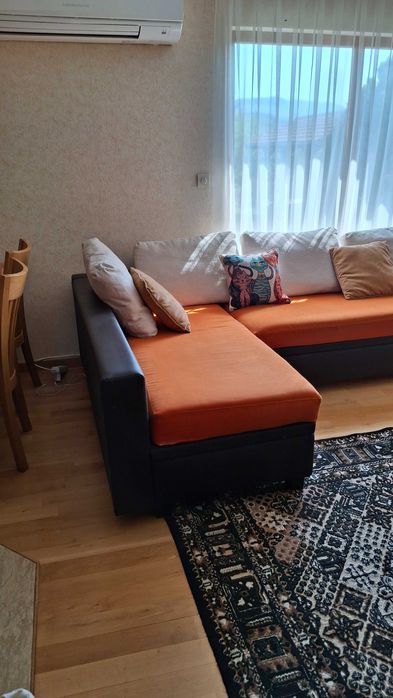 Ъглов диван с размери 305см / 180 см / 90 см.