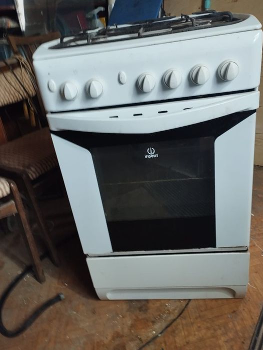 Продам газовую плиту Indesit