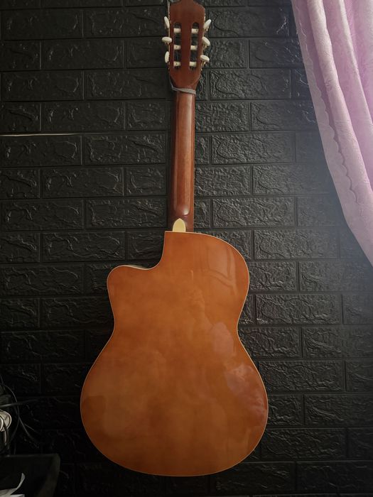 Играющи гитара.