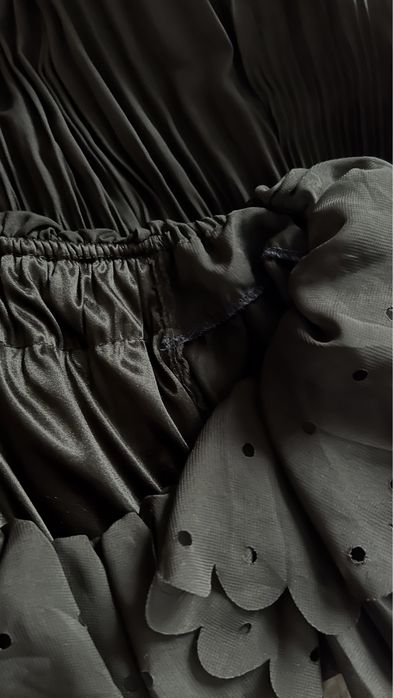 Top negru cu volane