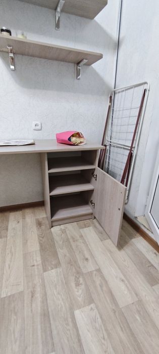 Стол офисный с полками