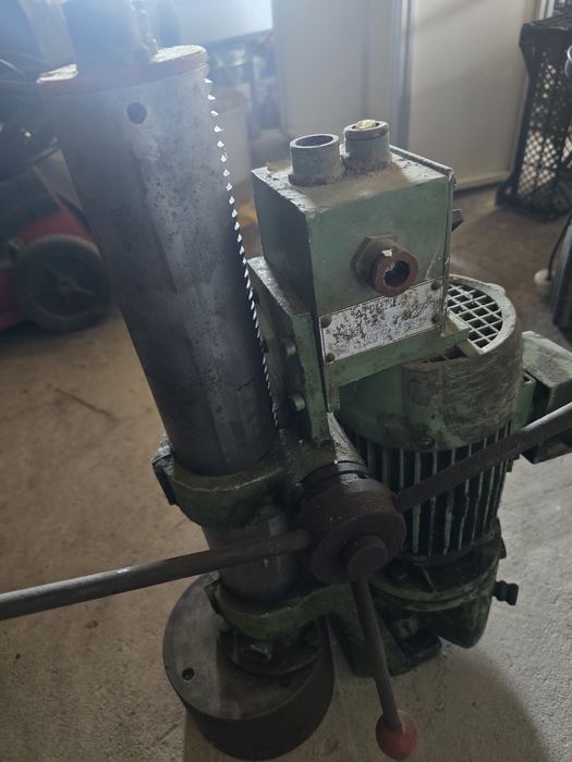 Masina de gaurit cu talpa magnetica