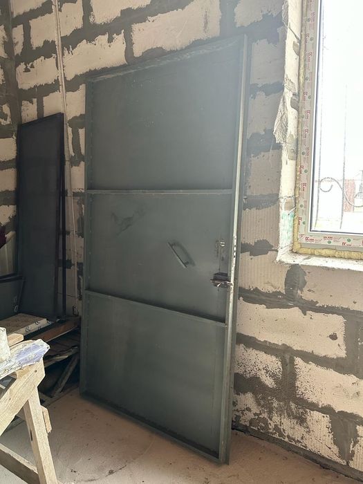 Продам железную дверь