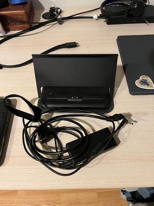 Venue 11 Pro cu Dock și alimentator