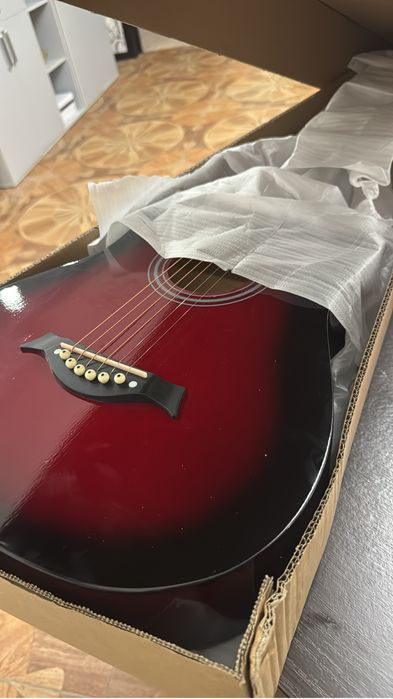 Бордовая гитара, почти новая !