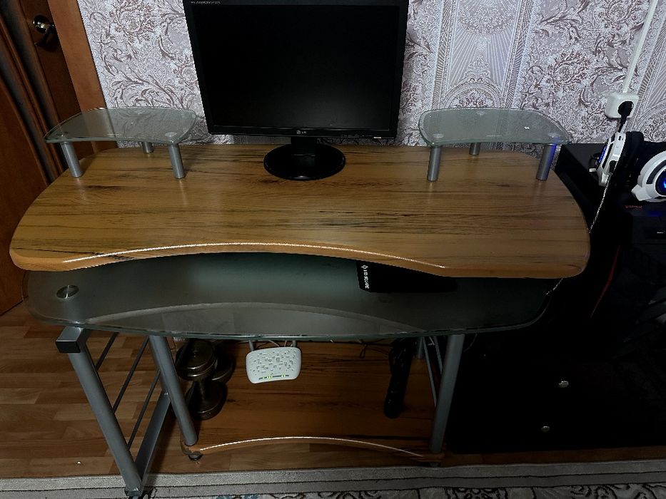 Стол компактный для офиса или дома