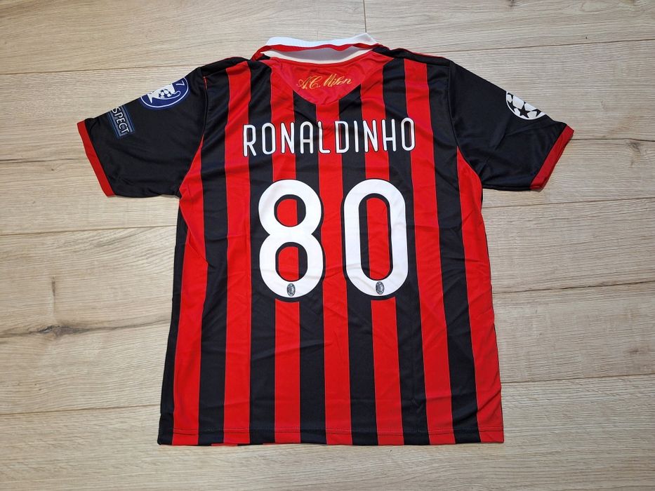 Футболна фланелка на Роналдиньо МИЛАН ретро модел!!!