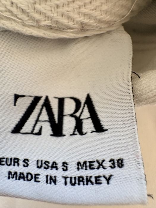 Бяло hoodie на Зара