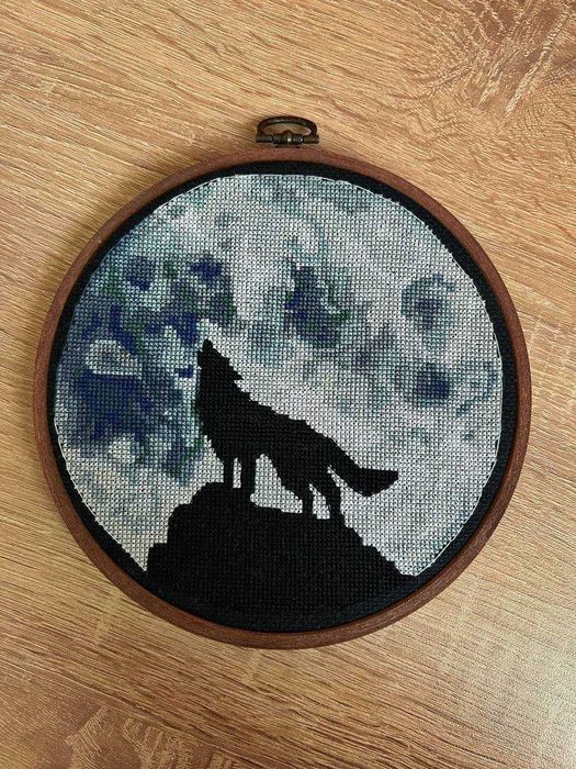 Ръчно бродиран гоблен "Вълк вие към луната"