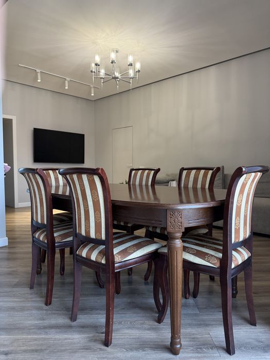 Стол и стулья для гостинной