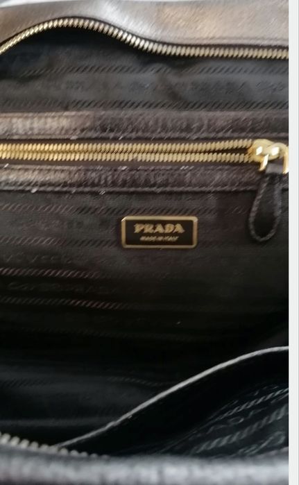 Дамска чанта Prada,оригинална,без никакви забележки ,в отлично сьстояние,естествена кожа,закупена в бутик Prada в Италия