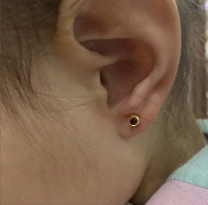 Прокол ушей детям и взрослым.