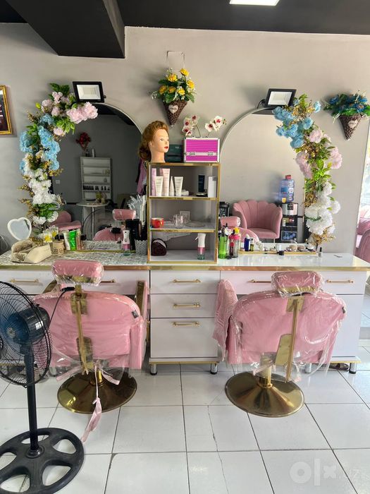 Salon uchun oyna va kreslo sotiladi sifati yangi