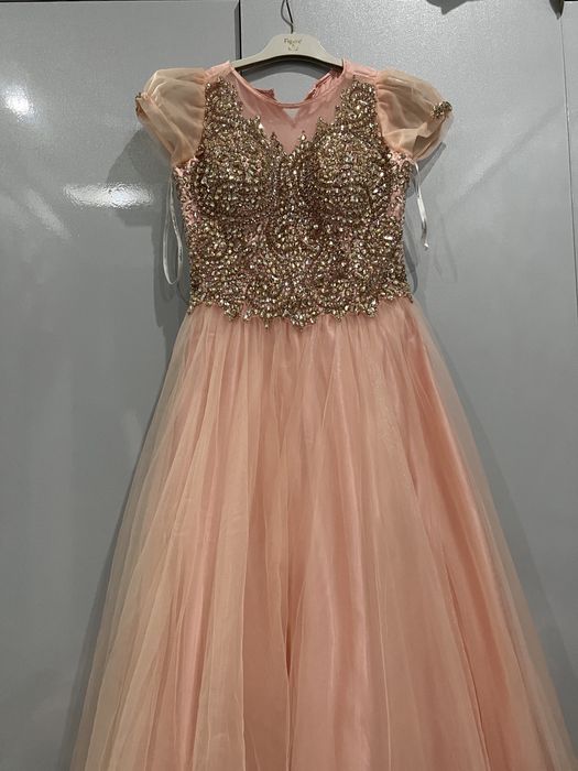 Ayollar uchun oqshom libosi