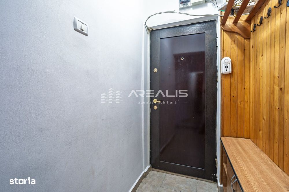 De închiriat -Apartament 3 camere, decomandat, zonă centrală
