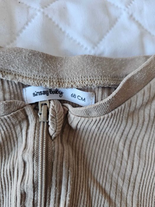 Дрешки за бебе - два анцуга и един ромпер