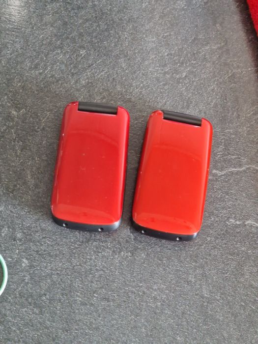 Telefon cu clapeta cu display generos.  Pret / bucata