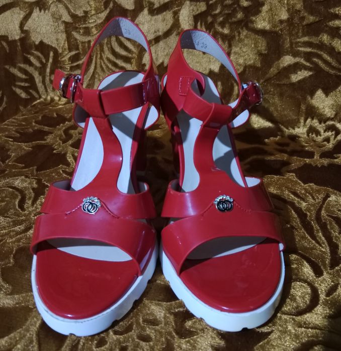 Продам босоножки