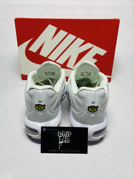 Nike Air Max Plus TN disponibil pe alb sau negru