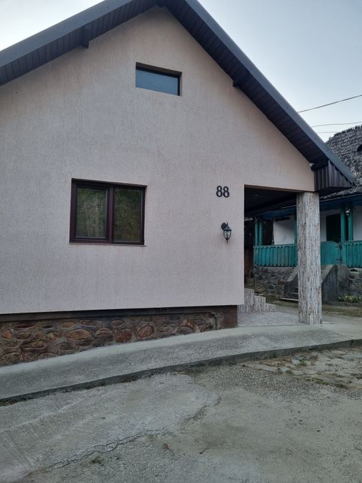 Ofer spre închiriere casa 2 camere  in Albestii de Argeș