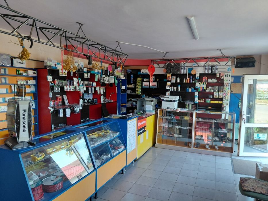 Vând spațiu comercial