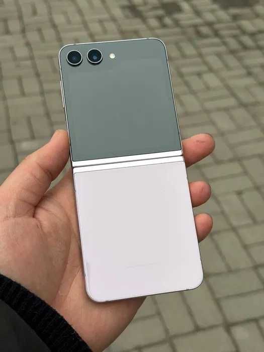 Samsung Galaxy Z Flip 5 8/256 ГБ — идеальное состояние