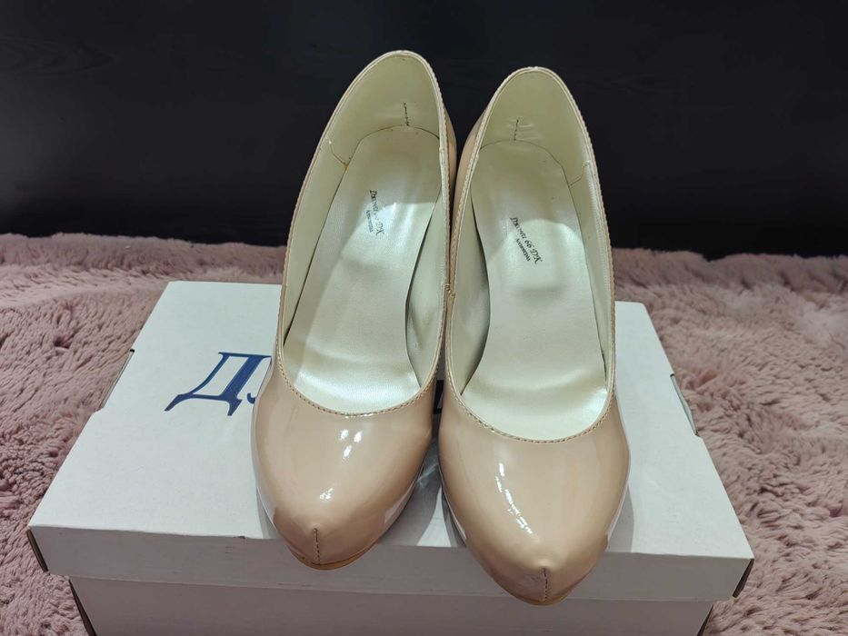 Бежови официални обувки на ток