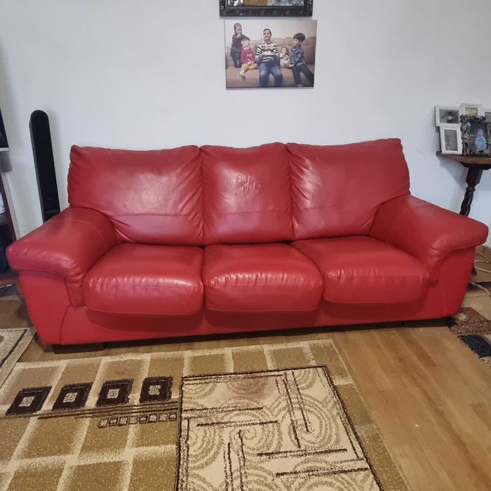 Canapea extensibila rosie. Piele ecologică.