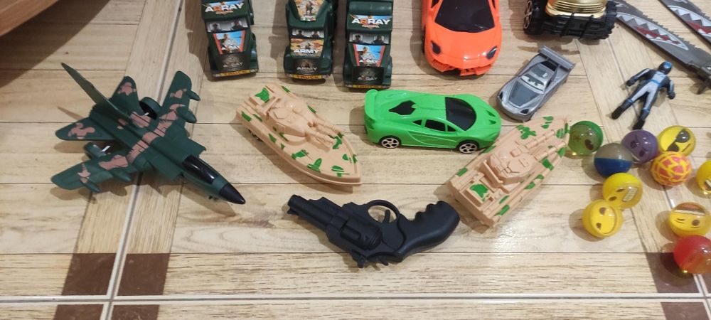 Сет с играчки и комлект емоджи топчета