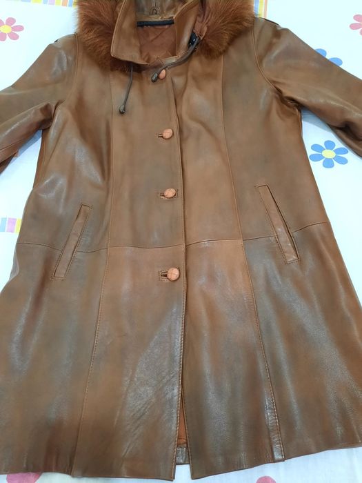 Geacă de piele maro pentru femei, cu glugă și detalii din blană