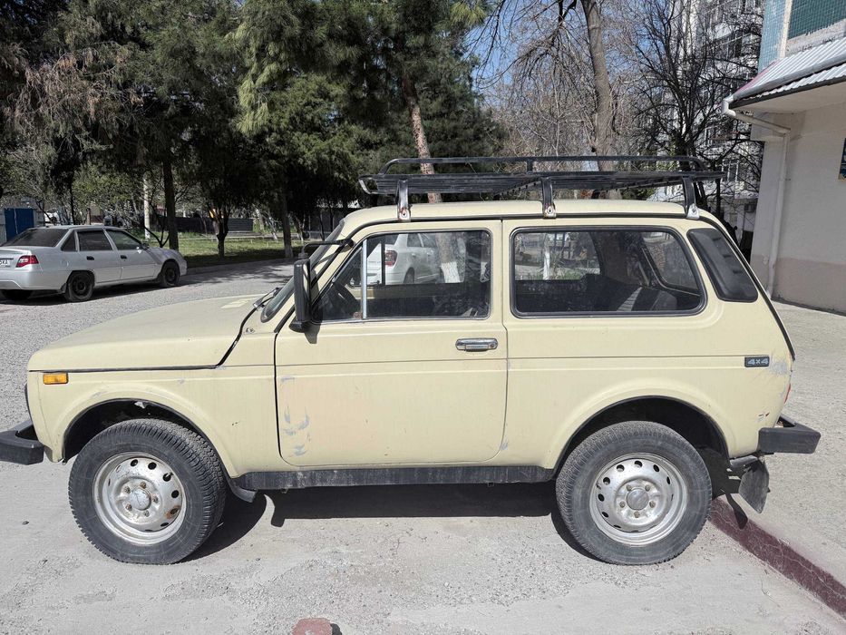 НИВА 1982 года Бежевый