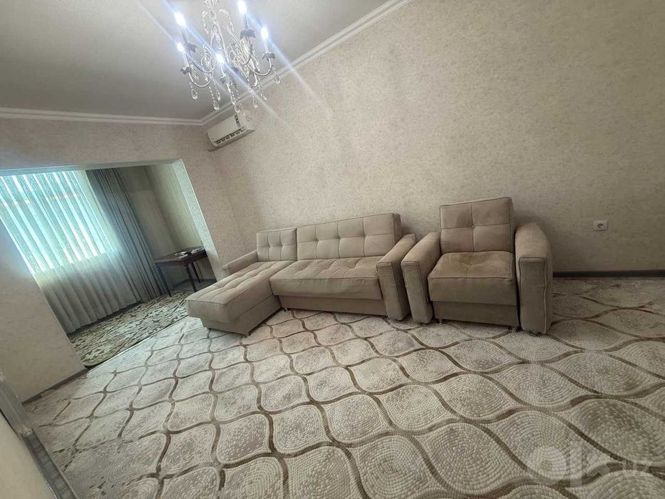 Продается уютный угловой диван/кровать и кресло (светло-бежевый)