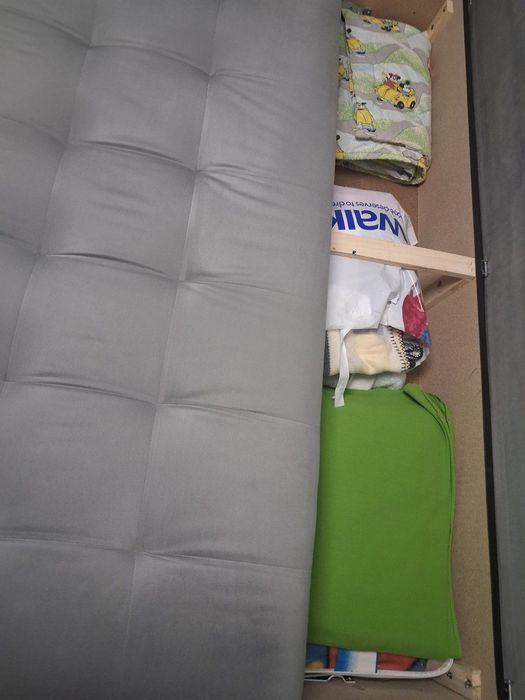 Разтягащ диван с две табуретки