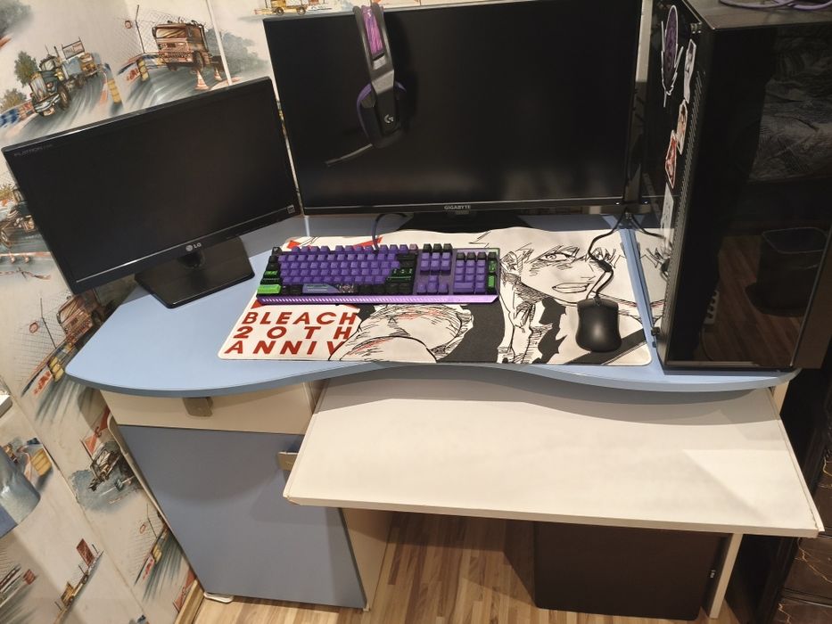 Дестко легло на два етажа, ъглов гардероб и бюро с поставка за компютъ