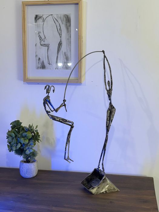 Sculptura Pescar + schita inramata . Otel semnata Razvan Ghita