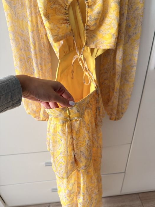 Чисто нова жълта рокля