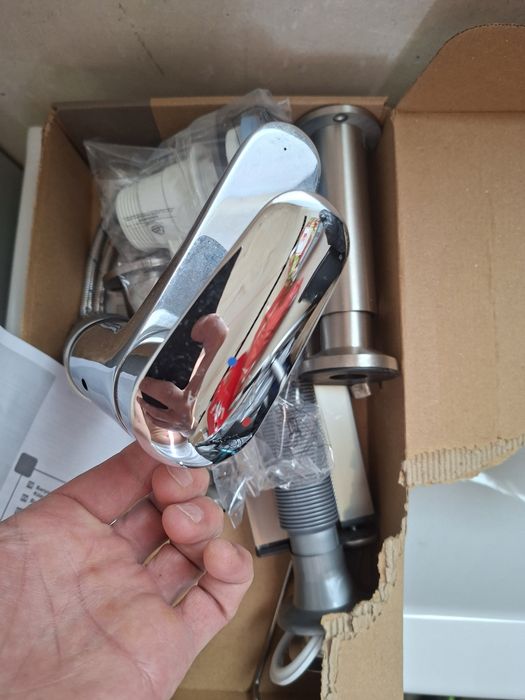 Vand  lavoar baie Vitra nou tot cu baterie  sertarele se închid singure. Potrivită pentru orice baie.Calitate !!! NEGOCIABIL.