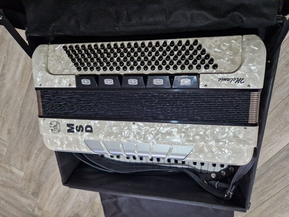 Vând acordeon în stare excelenta.