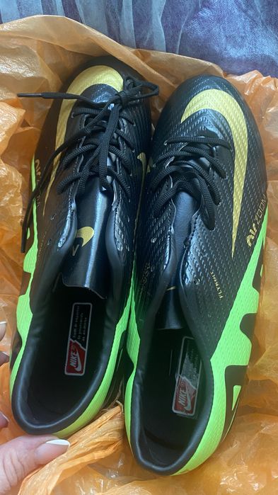 Обувь спортивная