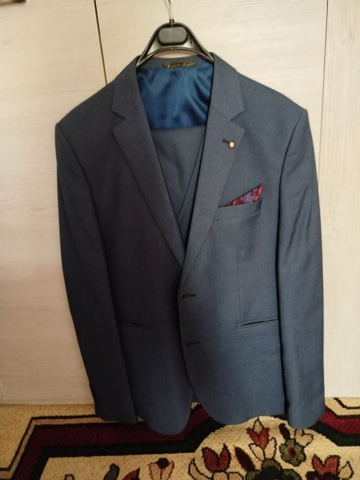 Продам костюм 8 рост новый