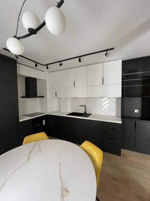 Дава се под наем Тристаен апартамент в Пловдив, Христо Смирненски - 120 кв.м за 980 € - Снимка #1