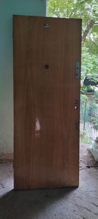 Продаётся дубовая дверь б/у в хорошем состоянии