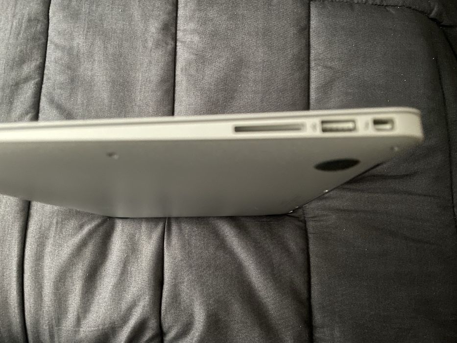 MacBook Air 13-инча в Добро състояние!